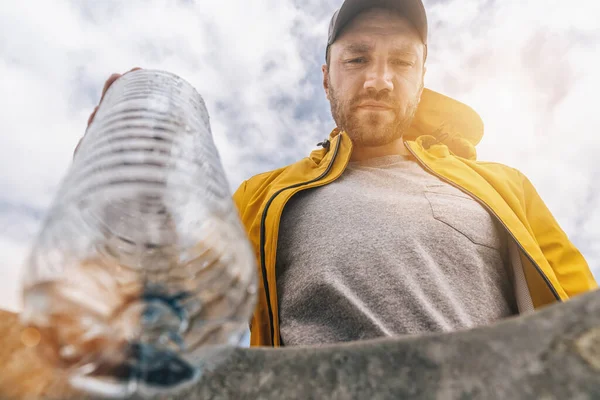 Człowiek Wyrzucić Plastikową Butelkę Śmieci — Zdjęcie stockowe