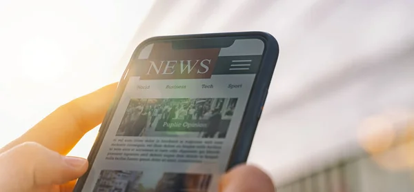 Artikel Berita Online Layar Smartphone Koran Elektronik Atau Majalah Media — Stok Foto
