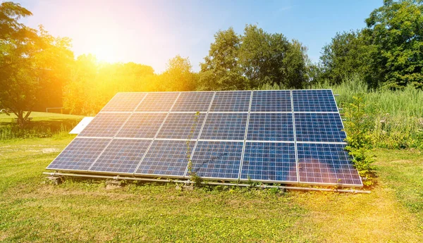 Panneau Solaire Photovoltaïque Sur Champ Avec Ciel Vert Propre Concept — Photo