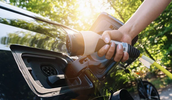 Mulher Carregando Bateria Carro Elétrico — Fotografia de Stock