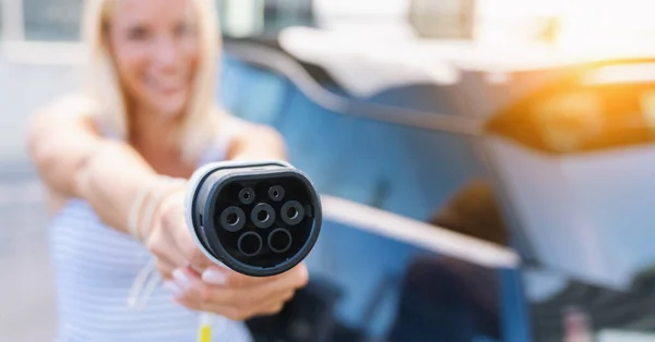 Frau Mit Typ Stecker Ladekabel Für Elektroautos Oder Elektroautos Umweltfreundliches — Stockfoto