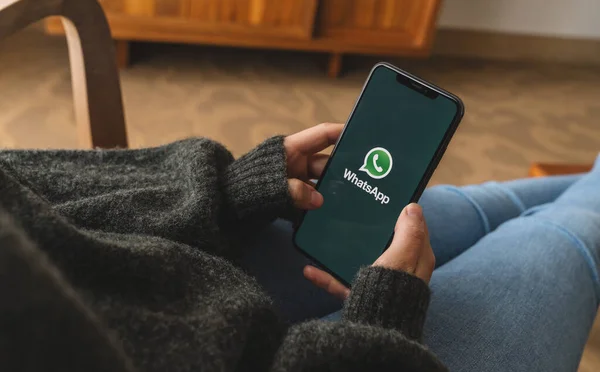 Berlin Germany August 2019 Жінка Тримає Iphone Відкриває Додаток Whatsapp — стокове фото
