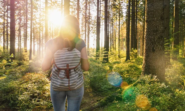 Jonge Traveler Vrouw Met Rugzak Staan Bossen Genieten Van Natuur — Stockfoto