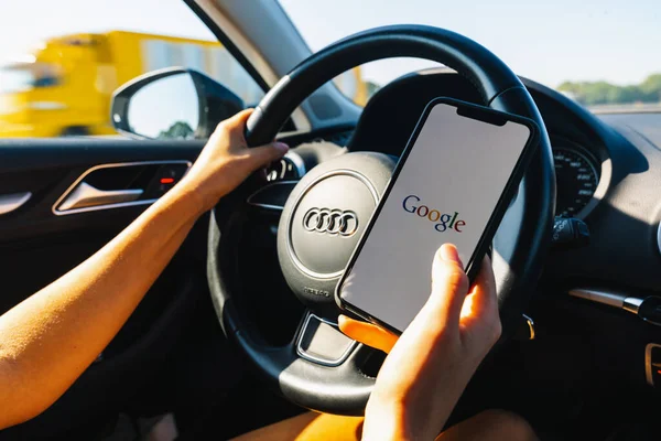 Berlin Deutschland Juli 2019 Eine Frau Hält Auto Ein Iphone — Stockfoto