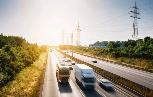 Massor Lastbilar Och Bilar Motorväg Transportkoncept — Stockfoto