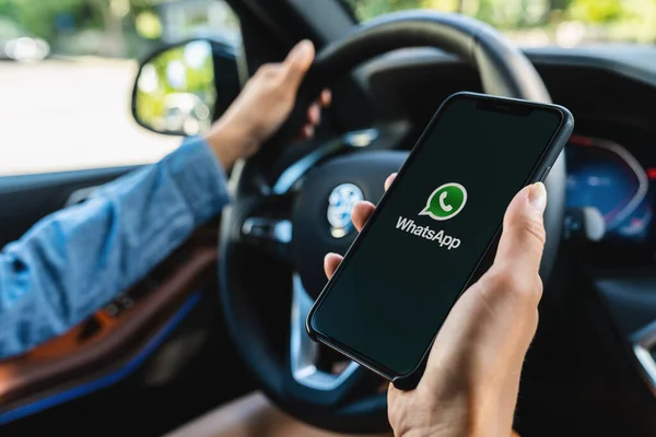 Berlin Deutschland Juli 2019 Frau Mit Iphone Öffnet Whatsapp Auto — Stockfoto