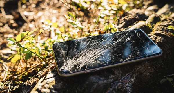 Broken Screen Smartphone Outdoor Hiking — Stock Photo, Image