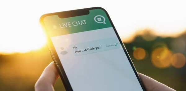 Person Use Customer Service Support Live Chat Chatbot Automatic Messages — Stockfoto
