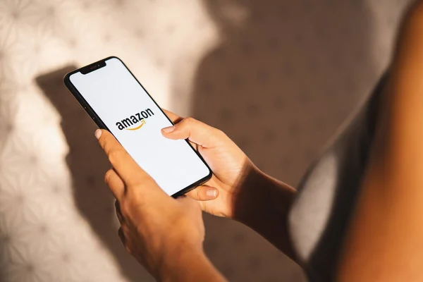 Berlin Germany July 2019 Iphone Логотипом Amazon Amazon Com Inc — стокове фото