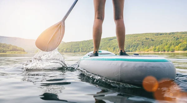 Wstań Paddle Boarding Spokojnym Jeziorze Lecie Zbliżenie Nóg — Zdjęcie stockowe
