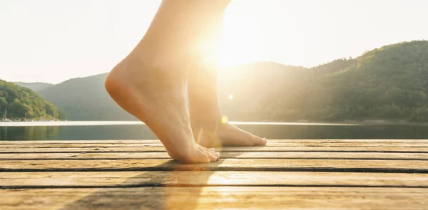 Gambe Sul Molo Una Giovane Donna Tramonto Concetto Yoga Immagine — Foto Stock