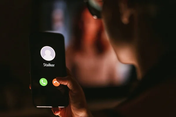 Gece Yarısı Bir Sapıktan Telefon Geldi Akıllı Telefon Konseptiyle Takip — Stok fotoğraf