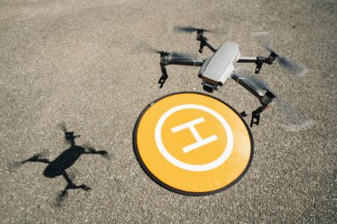 Hava aracı helikopter pistinde uçuyor.