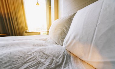 Yeni, modern, çift kişilik bir otel odası.