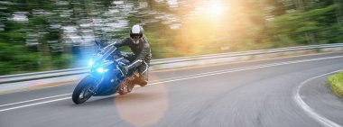 Motosiklet sürerken. Motosiklet turunda boş bir yolda araba sürerken eğleniyorum. bireysel metniniz için kopyalama alanı.
