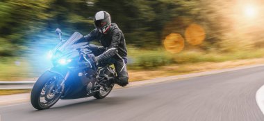Sonbahar yollarında motosiklet sürerken. Motosiklet turunda boş otoyolu sürerken eğleniyorum. bireysel metniniz için kopyalama alanı.