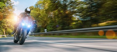 Sonbahar yollarında motosiklet sürerken. Motosiklet turunda boş otoyolu sürerken eğleniyorum. bireysel metniniz için kopyalama alanı.