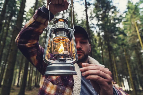 Homme Utilisant Une Lampe Essence Dans Forêt Profonde Automne — Photo