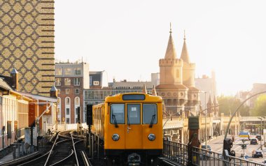 Berliner U-Bahn ile Oberbaum Köprüsü arka planda altın akşam ışığı altında, Almanya 'nın başkenti