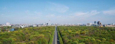 Berlin Panoraması. Televizyon Kulesi, Berlin Katedrali, Brandenburg Kapısı ve Reichstag 'ın üst görüntüsü. Zafer Sütunundan Görünüm