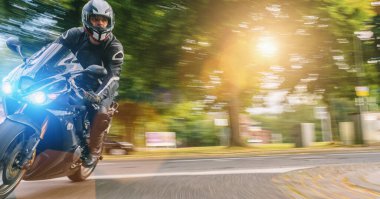 Şehir yolunda motosiklet sürerken. Motosiklet turunda boş bir yolda araba sürerken eğleniyorum. bireysel metniniz için kopyalama alanı.