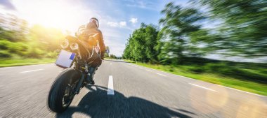 Motosiklet sürerken. Motosiklet turunda boş bir yolda araba sürerken eğleniyorum. bireysel metniniz için kopyalama alanı.