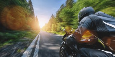 Yoldaki motosiklet hızlı gidiyor. Boş bir otoyolda motosiklet yolculuğunda eğlenmek.. 