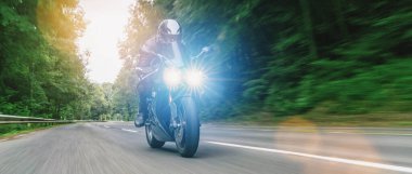 Motosiklet sürerken ve motosiklet turunda eğlenirken. bireysel metniniz için kopyalama alanı.