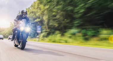 Yoldaki motosiklet hızlı gidiyor. Boş bir otoyolda motosiklet yolculuğunda eğlenmek.. 