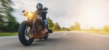 Orman yolunda motosiklet sürerken. Motosiklet turunda boş bir yolda araba sürerken eğleniyorum. bireysel metniniz için kopyalama alanı. 