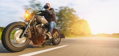 Orman yolunda motosiklet sürerken. Motosiklet turunda boş bir yolda araba sürerken eğleniyorum. bireysel metniniz için kopyalama alanı. 