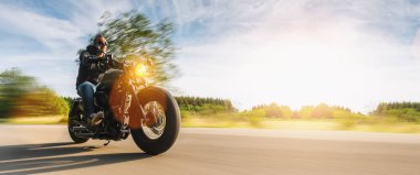 Orman yolunda motosiklet sürerken. Motosiklet turunda boş bir yolda araba sürerken eğleniyorum. bireysel metniniz için kopyalama alanı. 