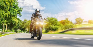 Motosiklet sürerken. Motosiklet turunda boş bir yolda araba sürerken eğleniyorum. bireysel metniniz için kopyalama alanı.