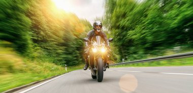 Gün batımında motosikletle boş yolda araba kullanmak. Otobanda tek başına motosiklet sürme özgürlüğü. Sağ taraftaki bireysel metin için boşluğu kopyala.