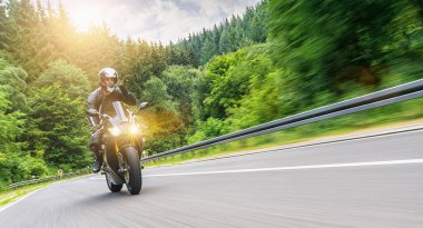 Motosiklet sürerken. Motosiklet turunda boş bir yolda araba sürerken eğleniyorum. bireysel metniniz için kopyalama alanı. 
