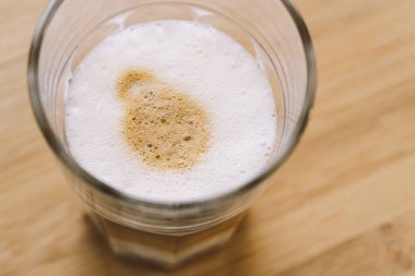 Ahşap masada kapuçino kahvesi.