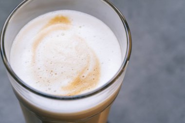 Latte macchiato kahve bardakta