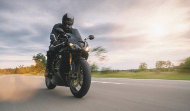 Taşra yolunda hareket hızıyla motosiklet sürmek. Motosiklet hız turunda boş yolda araba kullanmak. bireysel metniniz için kopyalama alanı.