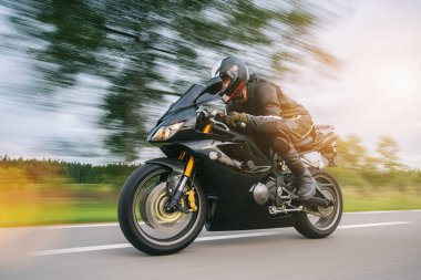 Hareket hızıyla yoldaki motorsiklet. Motosiklet turunda boş yolda araba kullanmak. bireysel metniniz için kopyalama alanı.