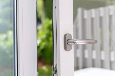 bahçe manzaralı beyaz plastik pvc penceresi