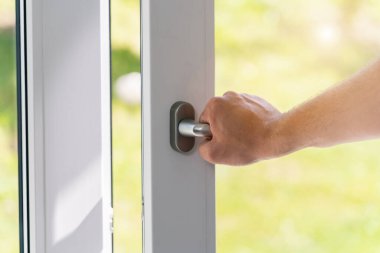 kişi beyaz bir pvc penceresi açar