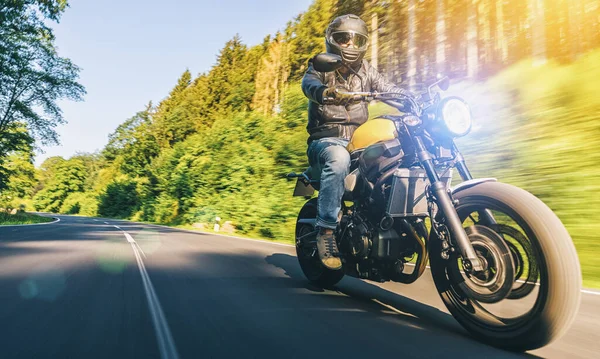 Moderna Moto Scrambler Sulla Strada Forestale Equitazione Divertiti Guidare Strada — Foto Stock