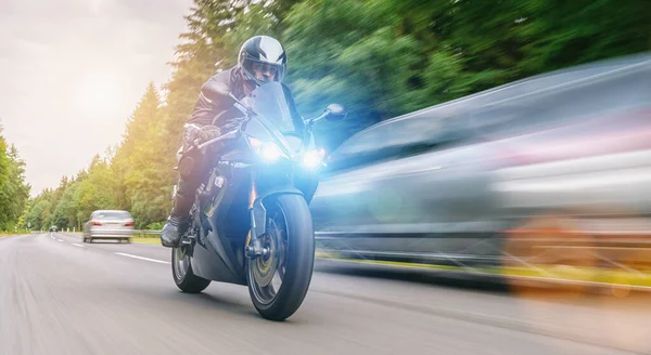 Motorcyklist Skogsvägen Ridning Kul Att Köra Den Tomma Vägen Motorcykeltur — Stockfoto
