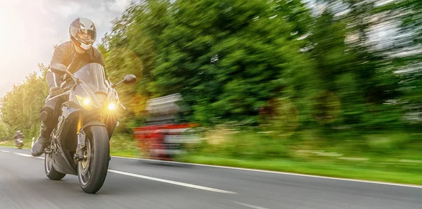 도로에서 오토바이타기 오토바이 여행을 하면서 도로를 운전하는 즐기는 것입니다 텍스트에 — 스톡 사진