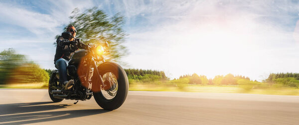 мотоцикл на лесной дороге. Весело ездить по пустой дороге на мотоцикле. копирайт для Вашего индивидуального текста. 