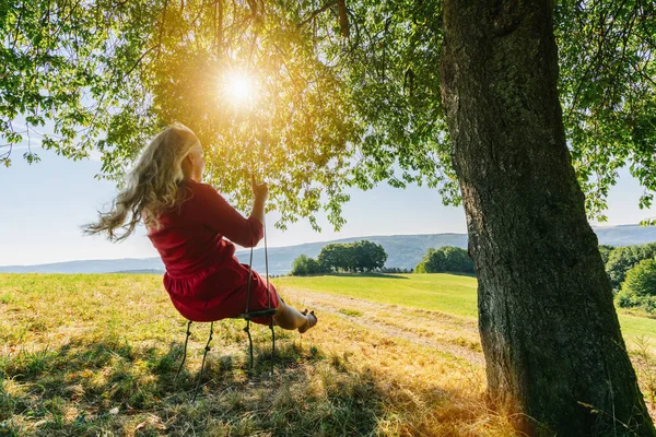 Droom Concept Mooie Jonge Vrouw Schommel Inspirerend Landschap — Stockfoto