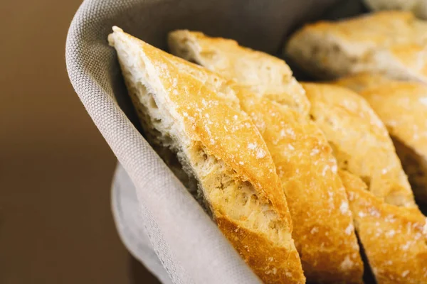 Franse Stokbrood Plakjes Een Mand — Stockfoto