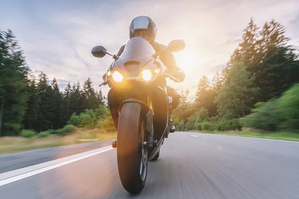 Motor Rijden Bij Zonsondergang Rijden Lege Weg Een Motortocht Kopieerruimte — Stockfoto