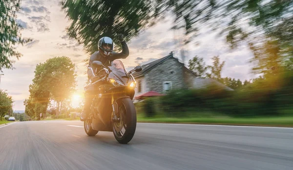 Şehir yolunda motosiklet sürmek. Motosiklet turunda araba kullanmak. bireysel metniniz için kopyalama alanı.