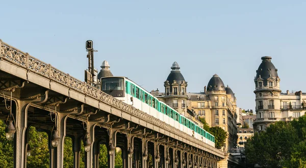 Bir Hakeim Bro Med Tunnelbanetåg Paris — Stockfoto